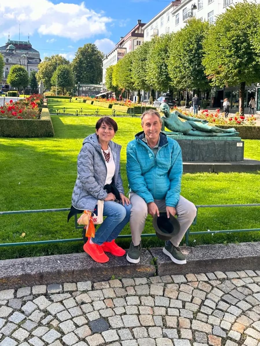 Gülhayat ve Ferhat Yılmaz, Norveç'te Bergen şehir merkezinde