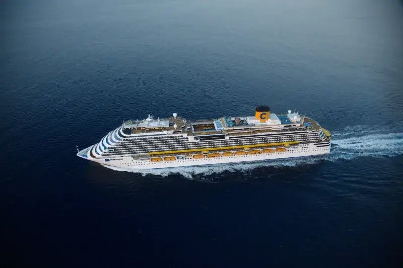 Costa Diadema açık denizde seyir halinde, pruvadan havadan görünüm