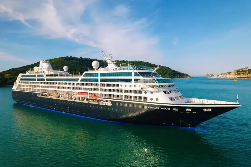 Azamara Onward Portovenere'de demirli, yandan görünüm