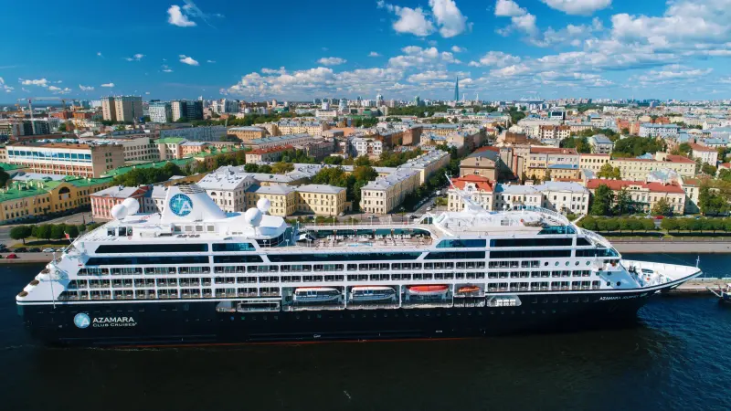 Azamara Journey St. Petersburg'da rıhtımda, havadan görünüm