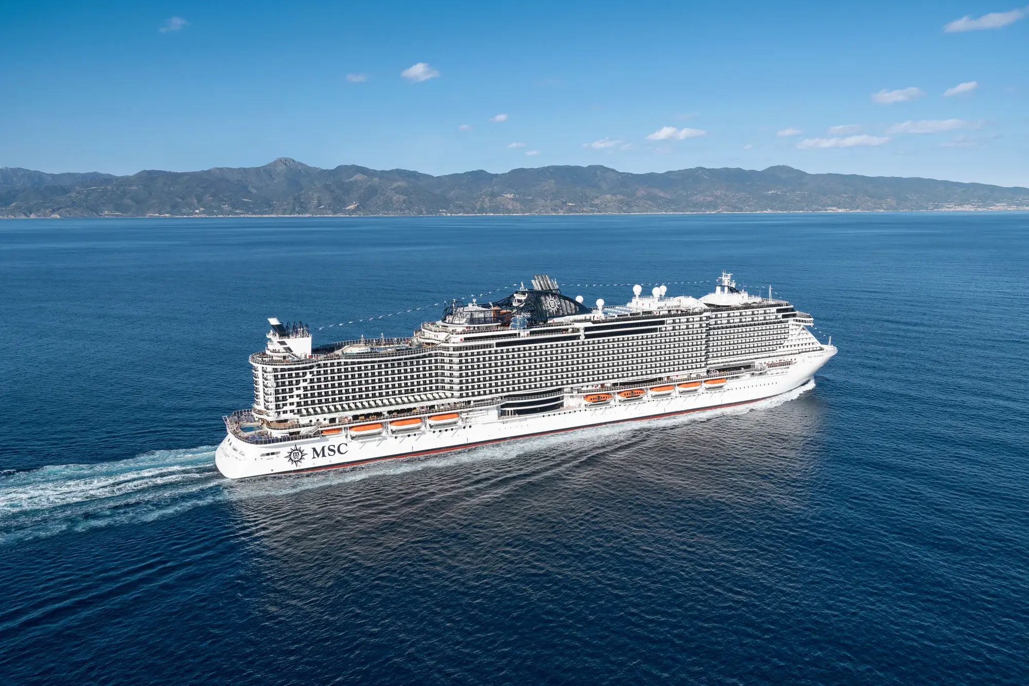 MSC Seaview dağlık kıyı önünde seyir halinde, yandan havadan görünüm