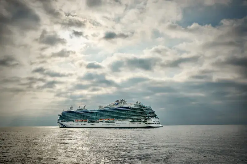 Majestic Princess bulutlu bir günde açık denizde