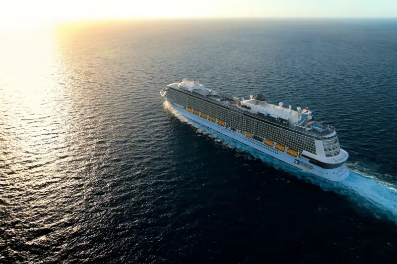 Anthem of the Seas gün batımında açık denizde