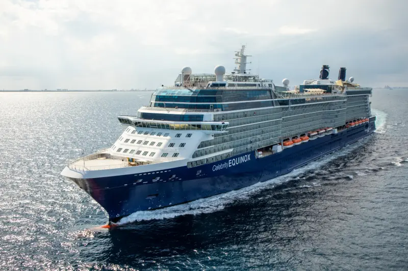 Celebrity Equinox açık denizde, pruvadan görünüm