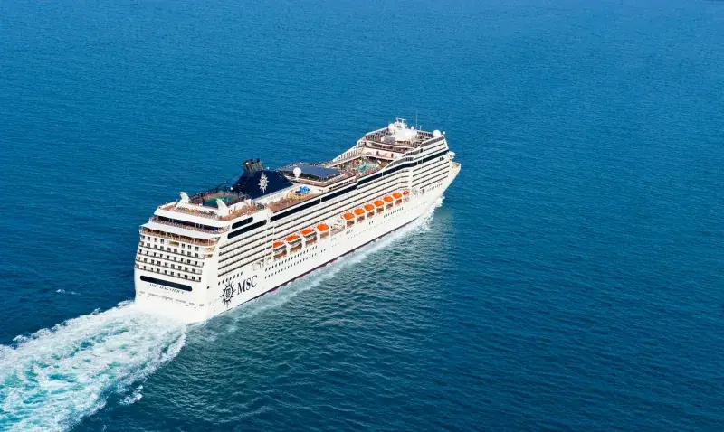 MSC Magnifica açık denizde seyir halinde, kıç tarafından havadan görünüm