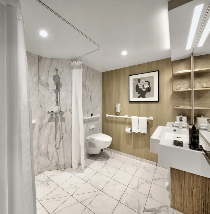 Celebrity Apex Edge Stateroom banyosu (hareket kısıtlı misafirlere uygun)