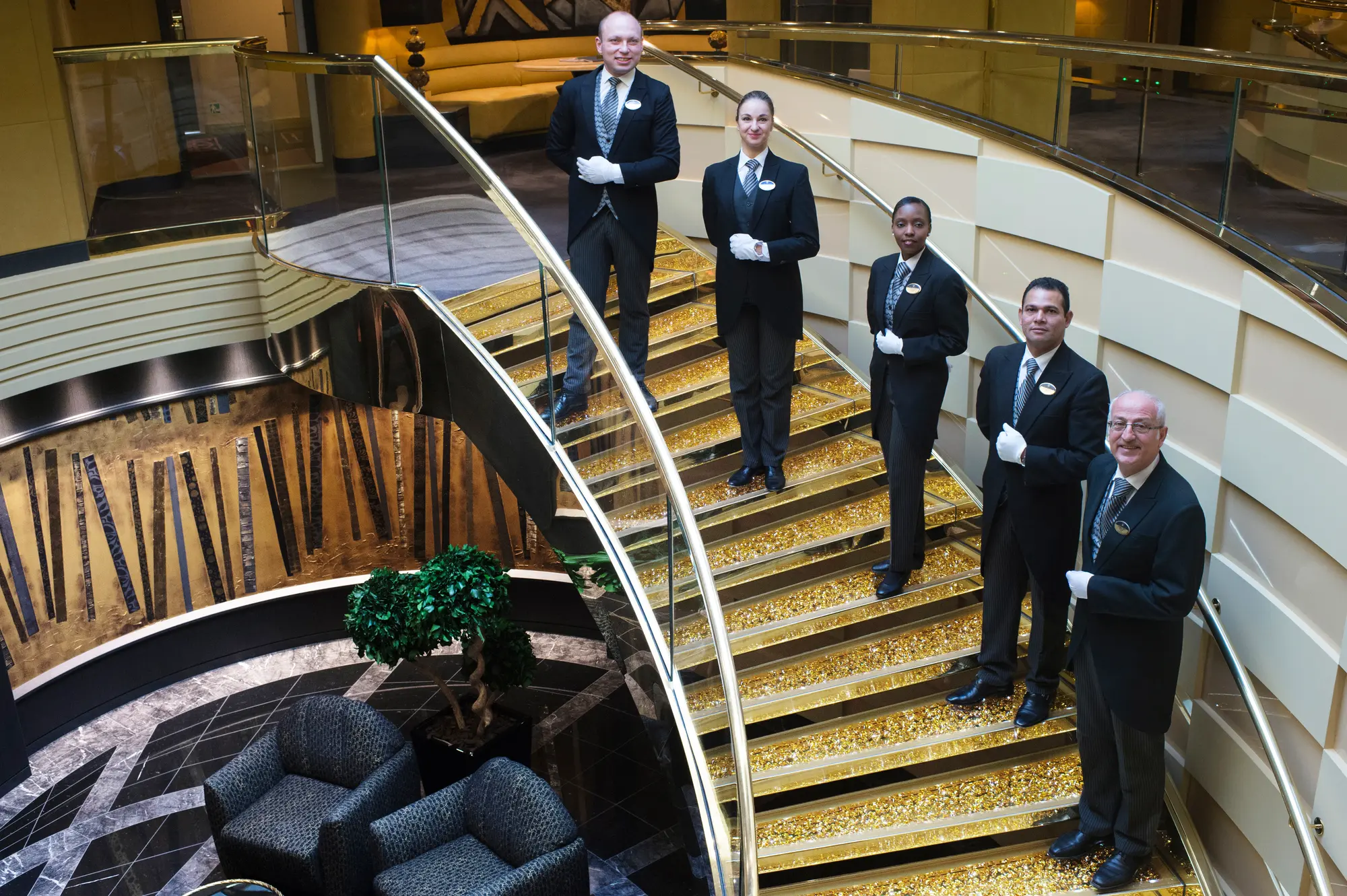 MSC Yacht Club butler ekibi, concierge alanındaki Swarovski kristalli merdivende