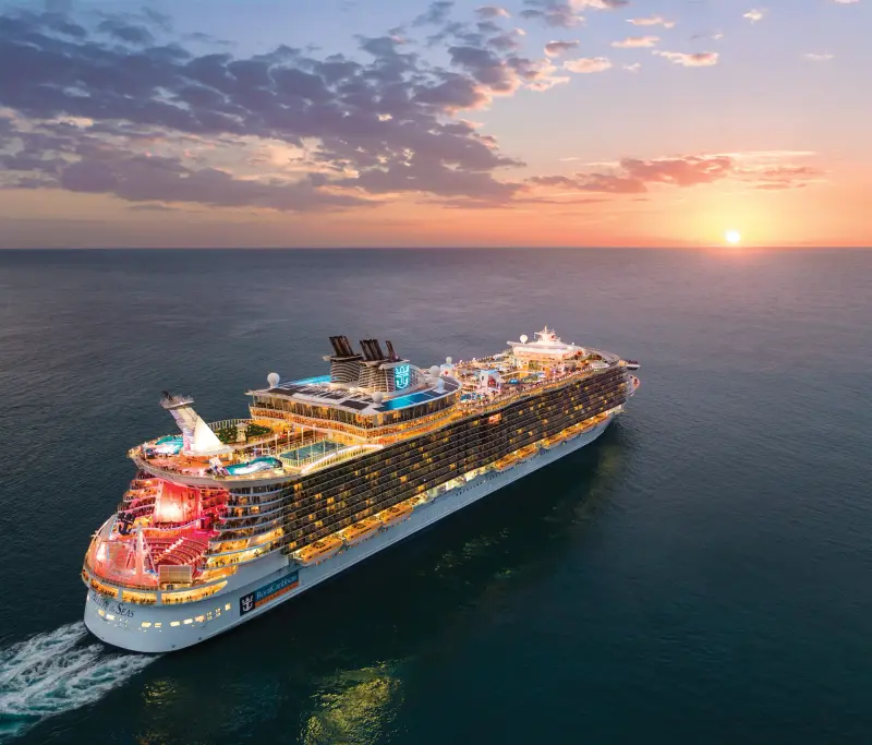 Allure of the Seas gün batımında açık denizde