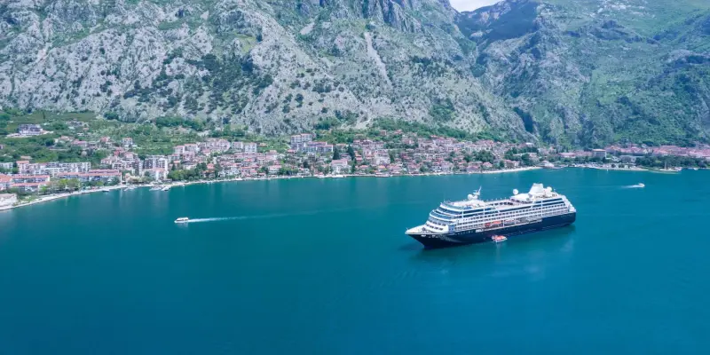 Azamara Onward Kotor Körfezi'nde, havadan görünüm