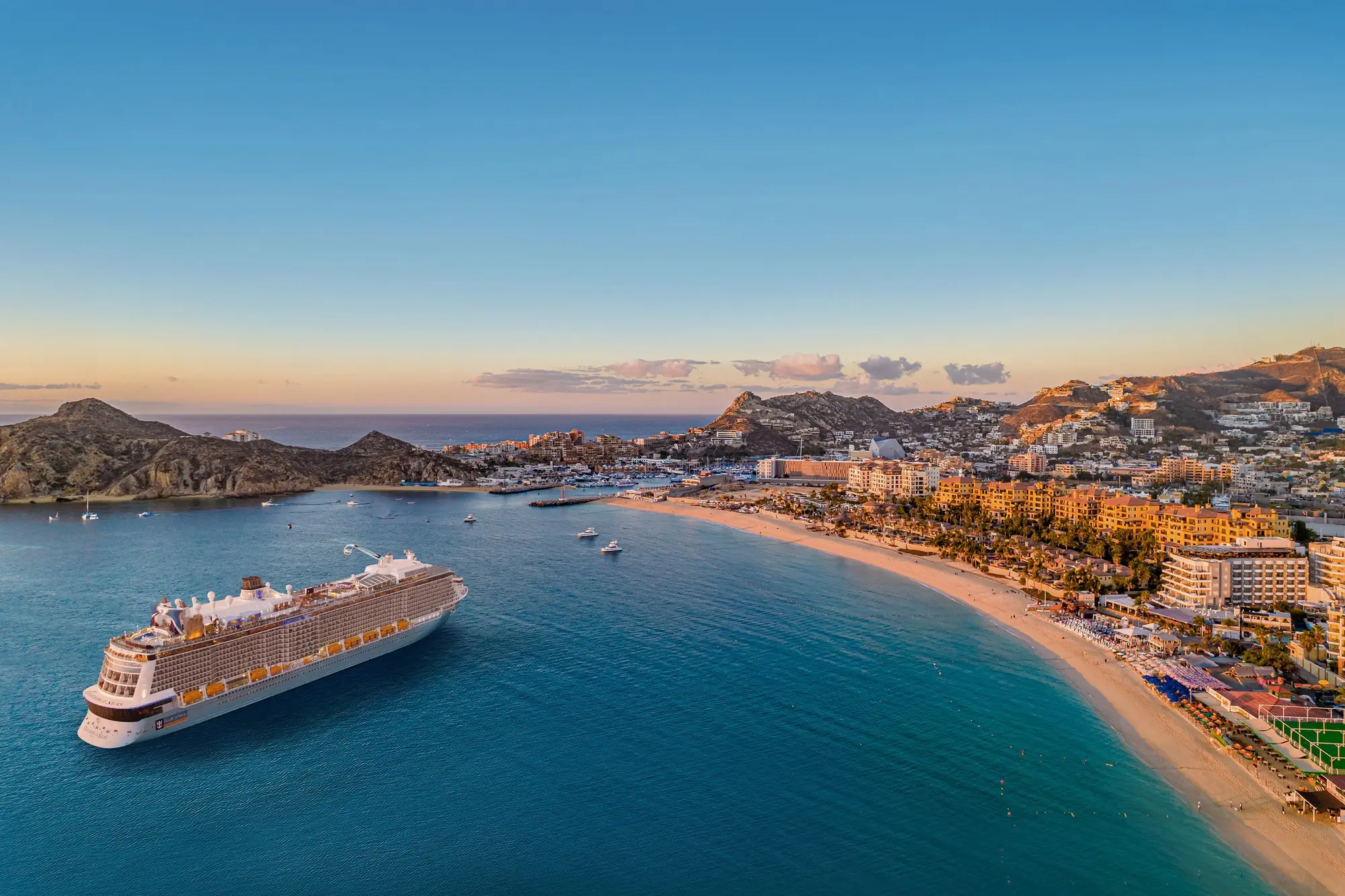 Ovation of the Seas Cabo San Lucas sahili açıklarında