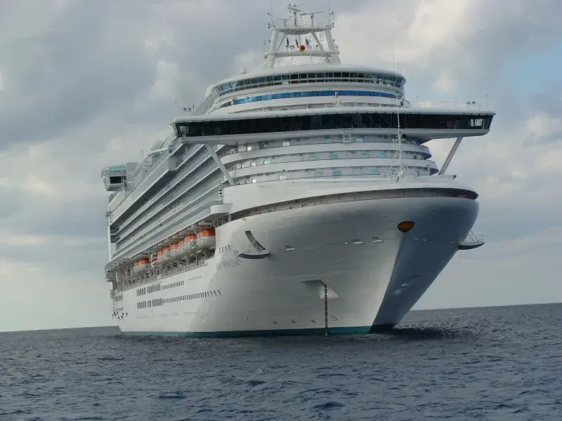 Ruby Princess'in açık denizde demirliyken önden görünümü