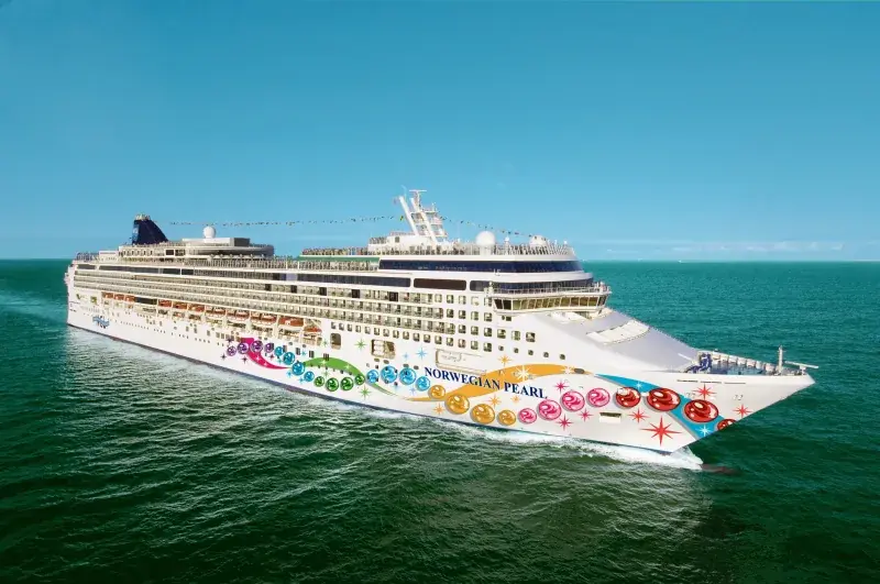 Norwegian Pearl'ün açık denizde dış görünümü; inci desenli gövde