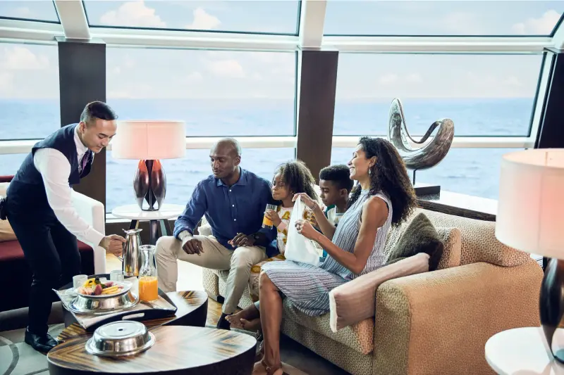 Celebrity Reflection Reflection Suite oturma alanında oda servisi