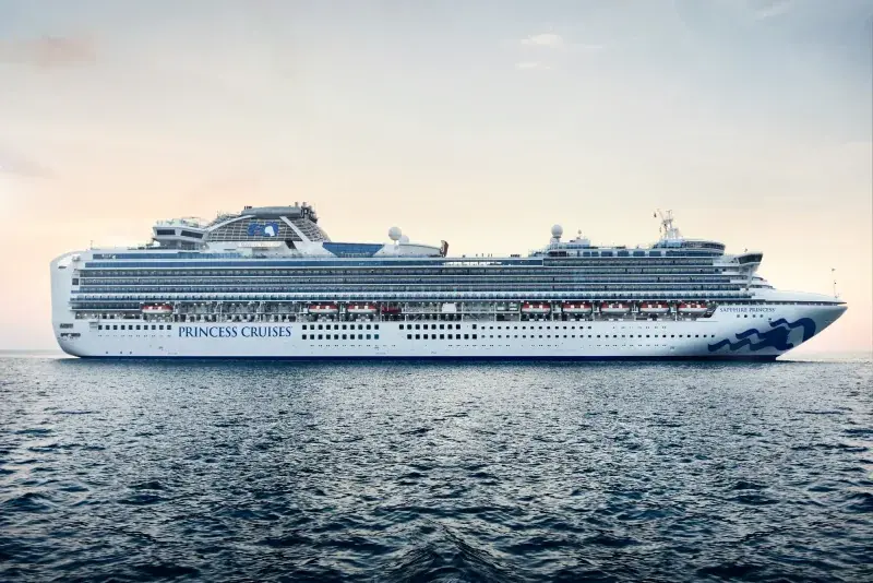 Sapphire Princess'in gün doğumunda açık denizde yandan görünümü