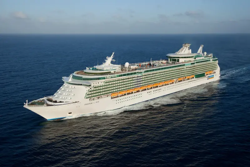 Freedom of the Seas açık denizde, havadan görünüm