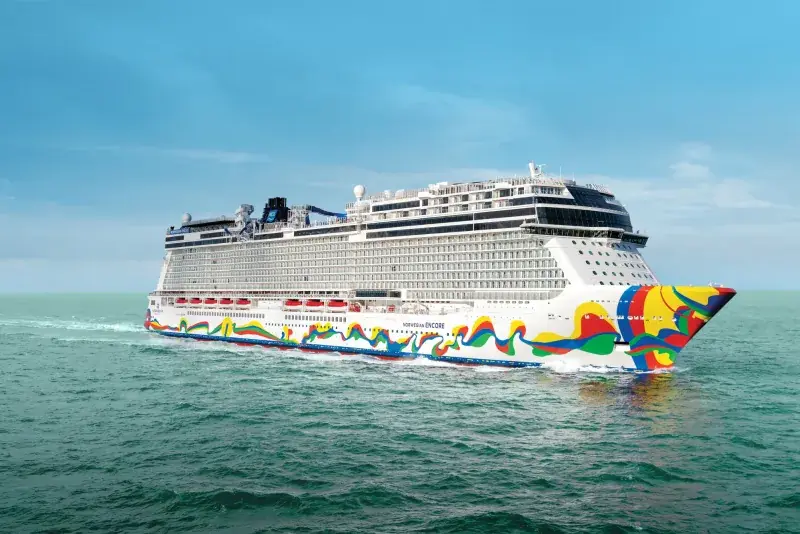 Norwegian Encore'un açık denizde dış görünümü; renkli gövde tasarımı