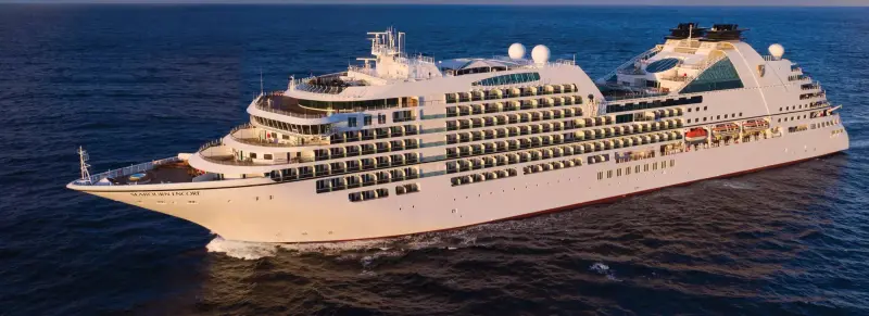 Seabourn Encore gün batımında açık denizde seyir hâlinde
