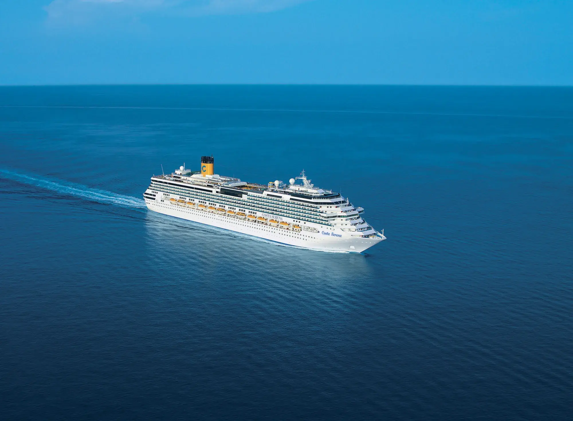 Costa Serena açık denizde seyir halinde, havadan görünüm
