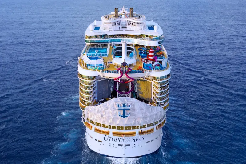 Utopia of the Seas açık denizde, kıçtan görünüm