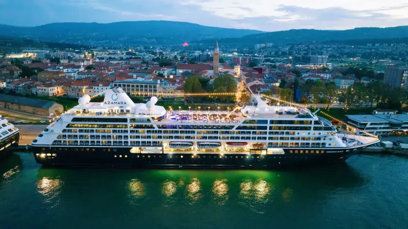 Azamara Quest akşam Koper limanında, havadan görünüm
