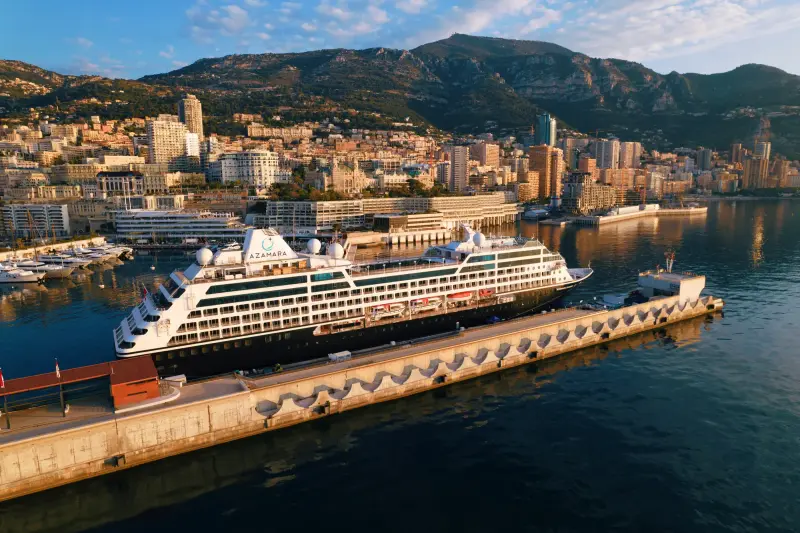 Azamara Onward Monte Carlo'da rıhtımda, sabah