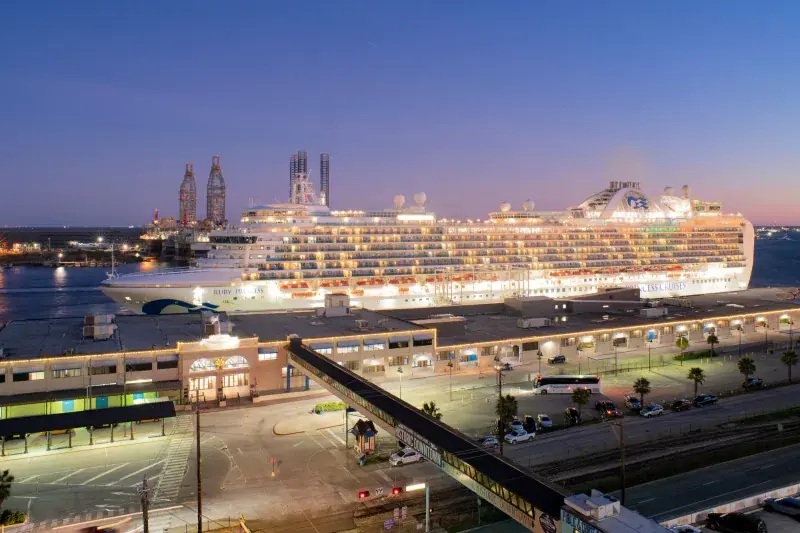 Ruby Princess akşam ışıklarıyla limanda