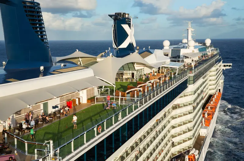 Celebrity Reflection üst güverte ve The Lawn Club, havadan görünüm