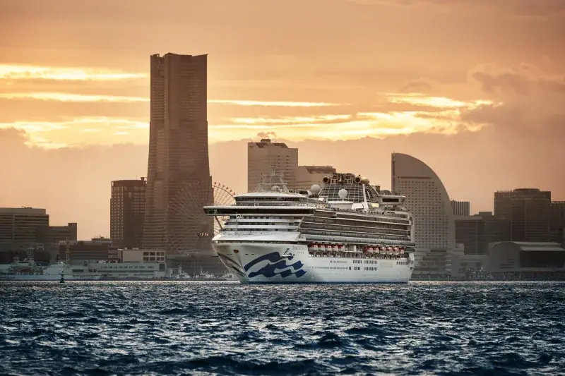 Diamond Princess gün batımında Yokohama silueti önünde