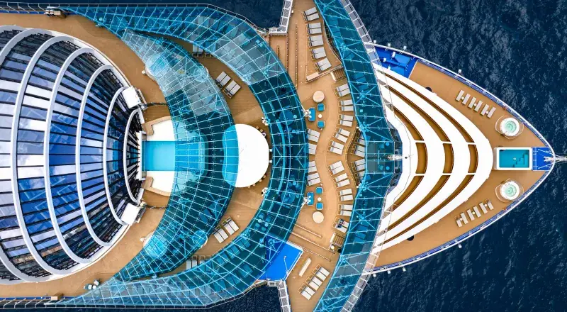 Sun Princess'in yukarıdan görünümü; cam kubbe The Dome ve üst güverteler