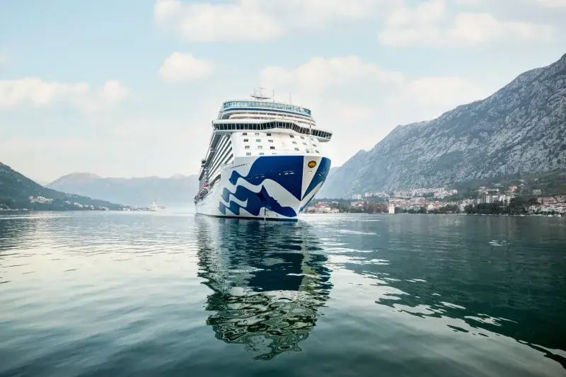 Sky Princess'in sakin suda tam önden görünümü