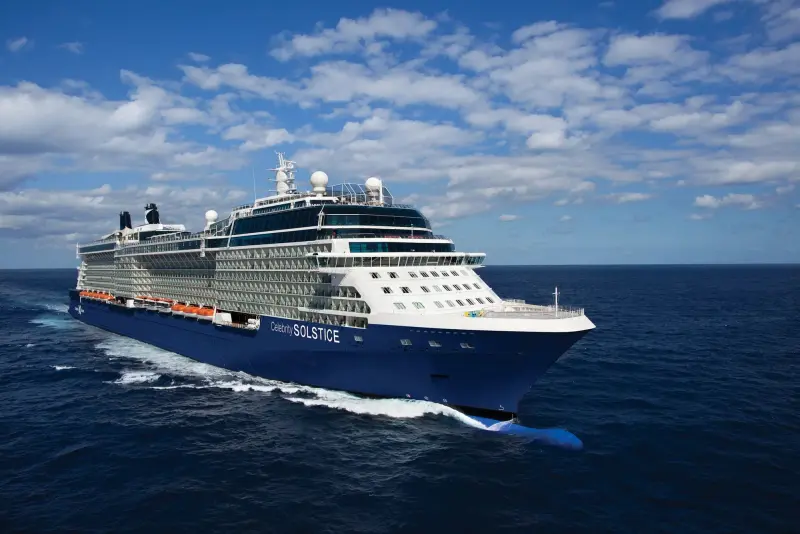 Celebrity Solstice açık denizde seyir hâlinde