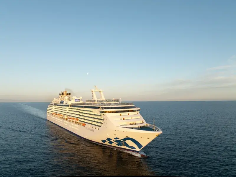 Coral Princess'in gün doğumunda açık denizde seyri