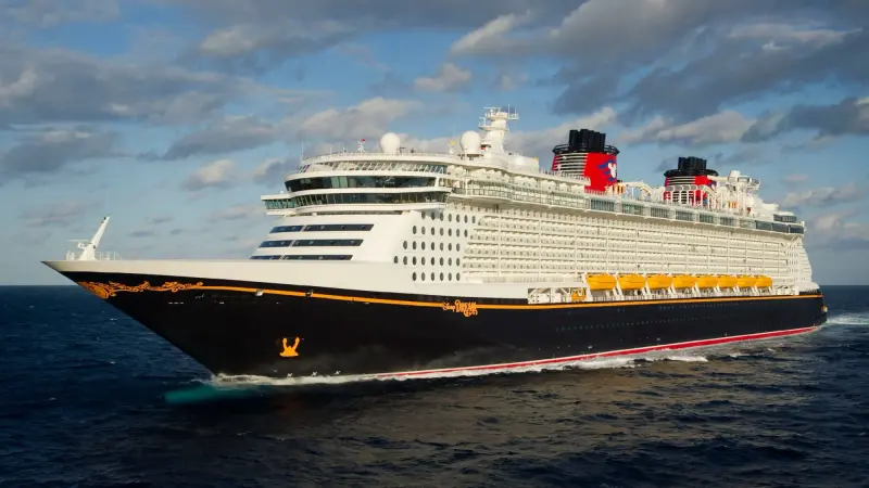 Disney Fantasy açık denizde seyir hâlinde