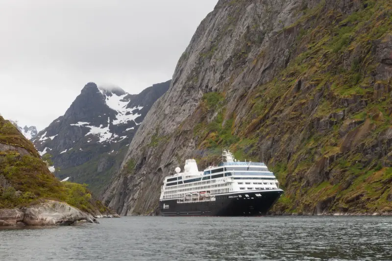 Azamara Journey Trollfjord'da, karlı dağlar önünde