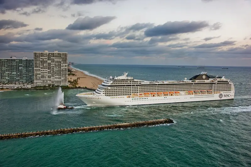 MSC Orchestra Fort Lauderdale limanından çıkarken, havadan görünüm