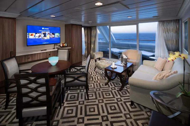 Azamara Quest World Owner's Suite oturma alanı
