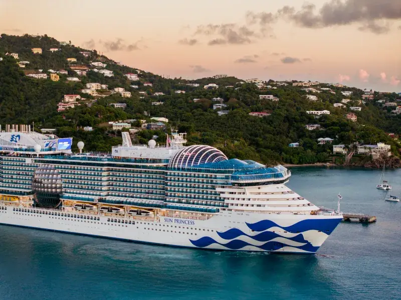 Sun Princess, St. Thomas'ta (ABD Virjin Adaları) yeşil tepeler önünde