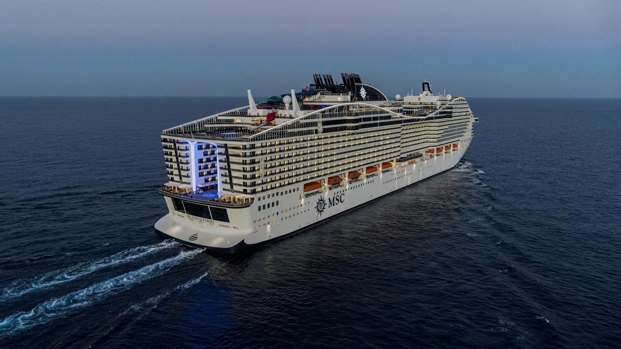 MSC World Europa akşam saatlerinde seyir halinde, kıç taraftan havadan görünüm
