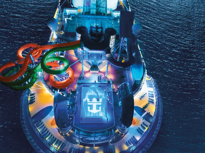 Liberty of the Seas üst güverteleri akşam, havadan görünüm