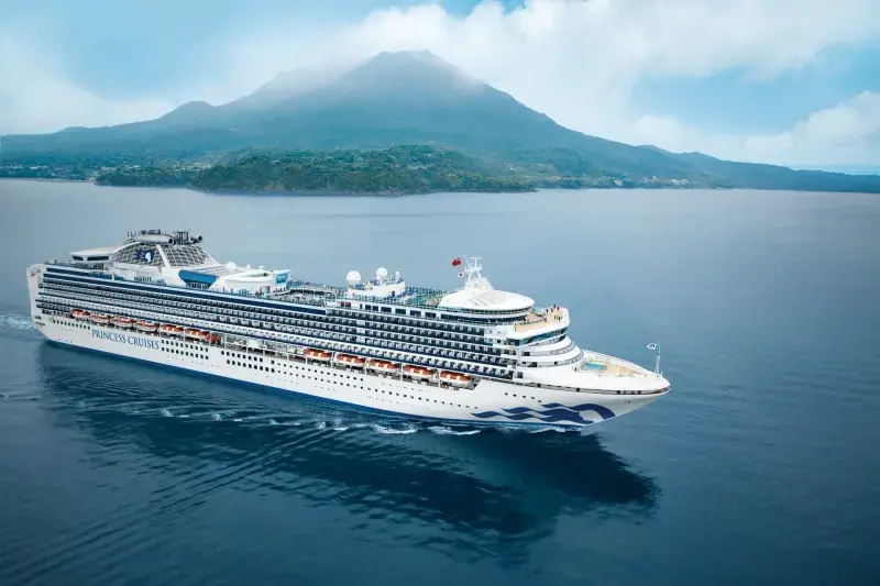 Diamond Princess, Kagoshima açıklarında; arkada Sakurajima yanardağı