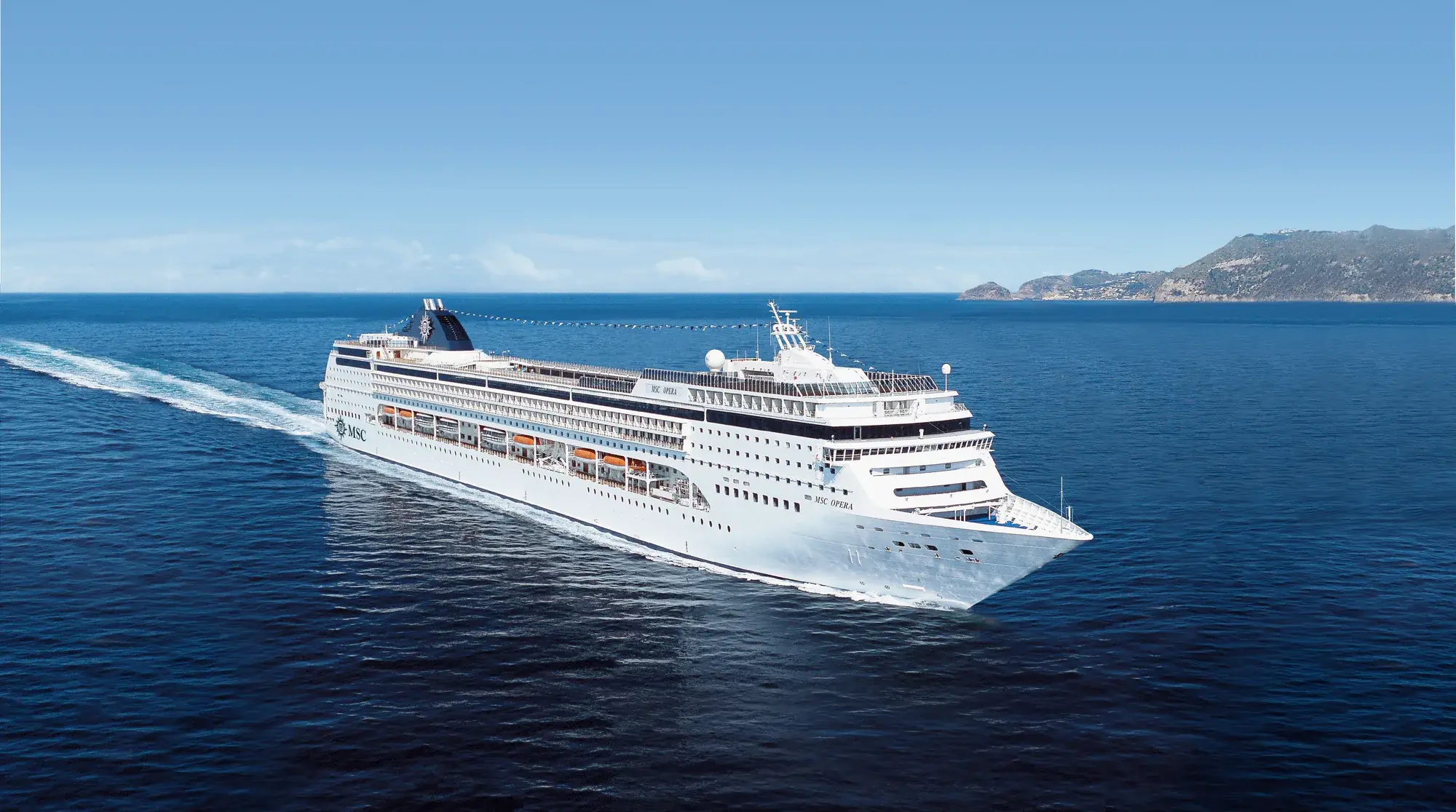 MSC Opera kıyı açıklarında seyir halinde, önden görünüm