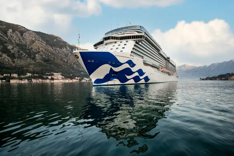 Sky Princess'in Kotor Körfezi'nde önden yakın görünümü