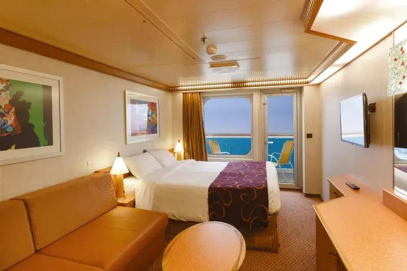 Costa Diadema balkonlu kabin, çift kişilik yatak ve balkon kapısı