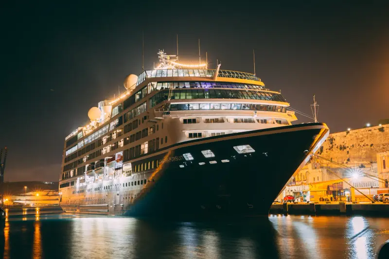 Azamara Pursuit gece Valletta limanında