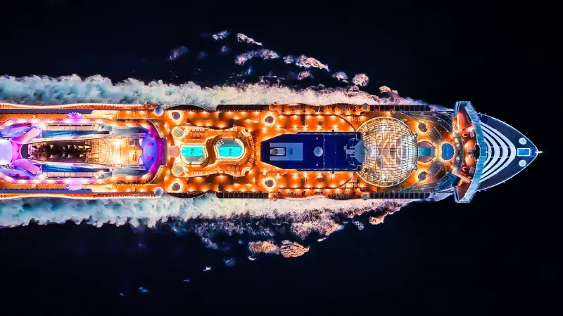 Star Princess'in gece tam yukarıdan görünümü; ışıklı güverteler ve The Dome