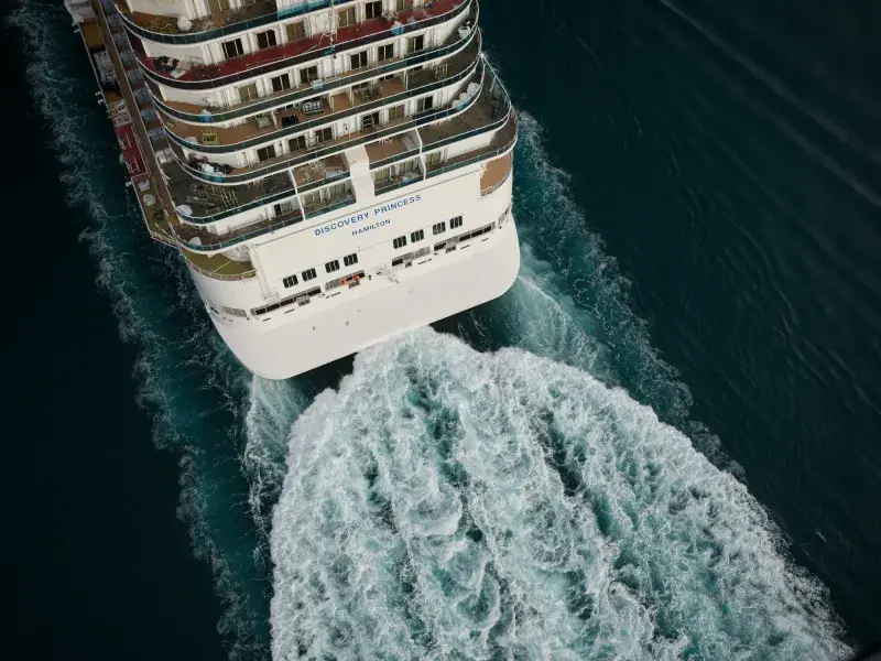 Discovery Princess'in kıçtan kuşbakışı görünümü ve dümen suyu