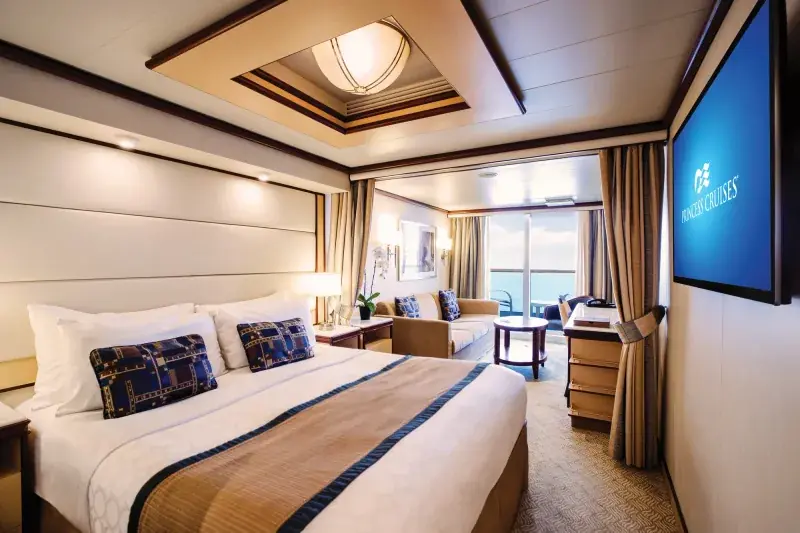 Royal Princess'te mini suit; oturma bölümü ve balkon