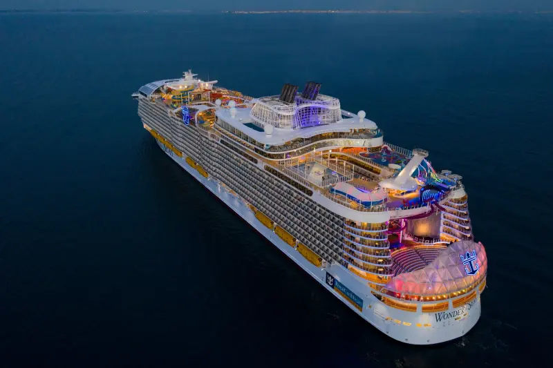 Wonder of the Seas Cádiz açıklarında, kıçtan görünüm