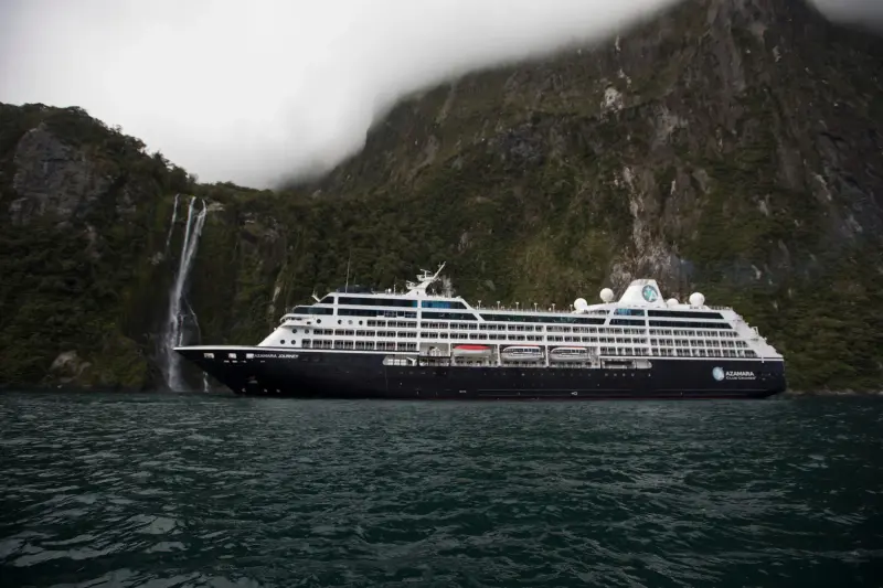 Azamara Journey Yeni Zelanda'da Milford Sound'da, şelale önünde
