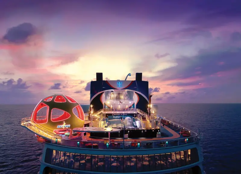 Odyssey of the Seas kıç güverteleri gün batımında